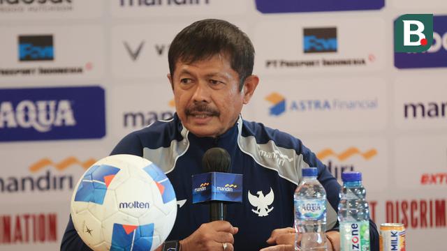 Pelatih Timnas Indonesia U-22, Indra Sjafri mengikuti sesi konferensi pers di Hotel Gran Melia Kuningan, Jakarta pada Jumat (14/11/2025) siang. (Bola.com/Abdul Aziz).
