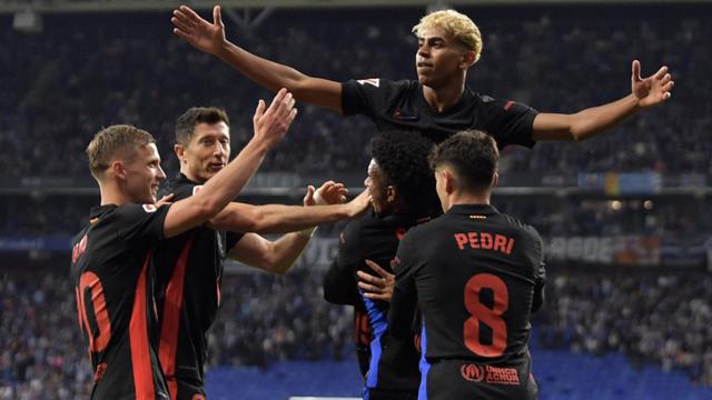 Pemain depan Barcelona asal Spanyol #19, Lamine Yamal (C), merayakan gol pertama timnya selama pertandingan sepak bola liga Spanyol antara RCD Espanyol dan FC Barcelona di Stadion RCDE di Cornella de Llobregat, Jumat dini hari WIB (16-5-2025). (MANAURE QUINTERO/AFP)
