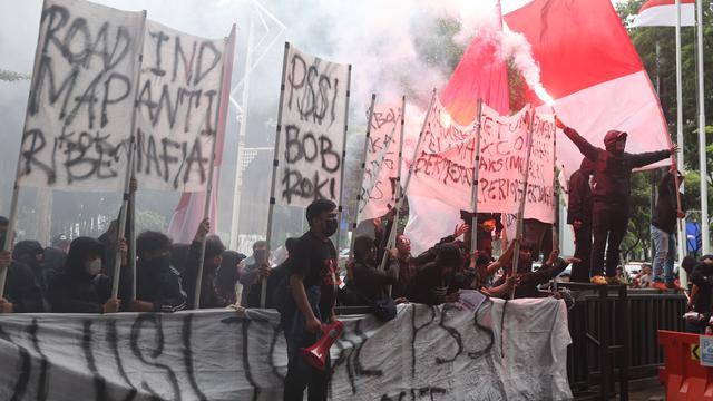 Kelompok suporter Timnas Indonesia, Ultras Garuda, menggelar aksi unjuk rasa di depan Kantor PSSI, GBK Arena, Senayan, Jakarta Pusat, Jumat (14/11/2025). Penghuni Tribune Selatan Stadion Utama Gelora Bung Karno itu datang sambil menyalakan flare dan kembang api. Mereka meluapkan kekecewaan mendalam atas kegagalan Tim Garuda lolos ke Piala Dunia 2026. (Bola.com/M Iqbal Ichsan)