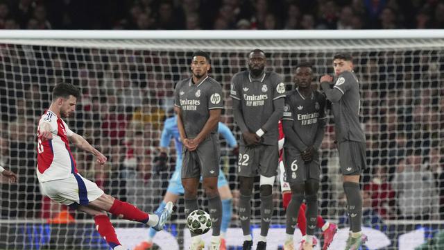 Declan Rice mencetak gol lewat tendangan bebas akurat saat Arsenal mengalahkan Real Madrid pada leg 1 perempat final Liga Champions 2024/2025 di Emirates Stadium, Rabu (9/4/2025) dini hari WIB. (AP Photo/Frank Augstein)