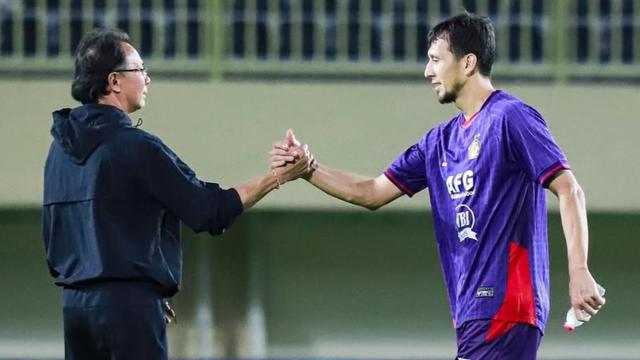 Ong Kim Swee bersalaman dengan bek asal Uzbekistan, Khurshidbek Mukhtorov, usai pertandingan Persik Kediri kontra PSBS Biak di BRI Super League 2025/2026. (@persikfcofficial)