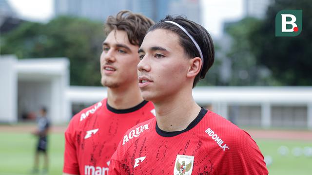 Pemain Timnas Indonesia U-22, Mauro Zijlstra (kiri) dan Dion Markx, melakukan latihan perdana menjelang SEA Games 2025 di Stadion Madya, Kompleks Stadion Utama Gelora Bung Karno (SUGBK), Senayan, Jakarta, Selasa (11/11/2025). (Bola.com/Bagaskara Lazuardi)