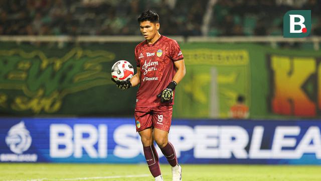 Aksi pemain PSIM Yogyakarta, Cahya Supriadi saat bertanding melawan Persebaya Surabaya pada BRI Super League 2025/2026 di Stadion Gelora Bung Tomo, Surabaya, Jumat (8/8/2025). (Bola.com/Abdul Aziz) 