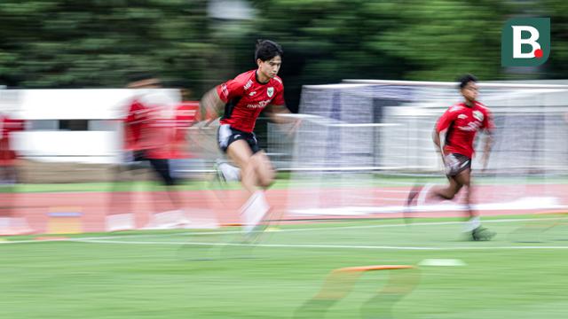 Luke Xavier Keet mengikuti latihan perdana Timnas Indonesia U-22 untuk SEA Games 2025 di Stadion Madya, Senayan, Jakarta, Selasa (11/11/2025). (Bola.com/Bagaskara Lazuardi)