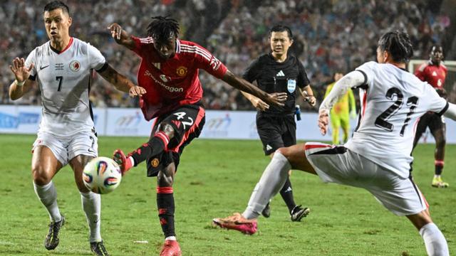 Sekou Kone (tengah) dari Manchester United melepaskan tembakan ke gawang Hong Kong dalam pertandingan persahabatan ekshibisi di Stadion Hong Kong pada 30 Mei 2025. (Peter PARKS/AFP)