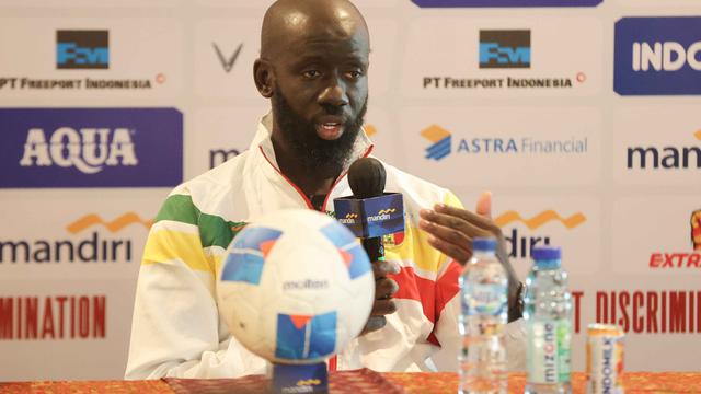 Timnas Mali U-22 akan menjadikan laga ini sebagai ujian berat bagi Garuda Muda Indonesia. Tampak dalam foto, pelatih Mali U-22, Fousseni Diawara, saat sesi konferensi pers jelang pertandingan uji coba melawan Mali, Jakarta, Jumat (14/11/2025). (Bola.com/Abdul Aziz)
