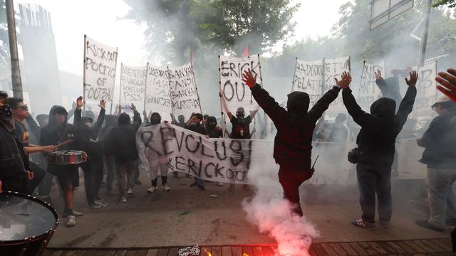 Suporter timnas Indonesia, Ultras Garuda, menggelar aksi unjuk rasa di depan Kantor PSSI, GBK Arena, Senayan, Jakarta Pusat, Jumat (14/11/2025). Aksi ini dilakukan sebagai bentuk protes dan tuntutan evaluasi total terhadap kinerja PSSI setelah kegagalan timnas melaju ke Piala Dunia 2026. (Bola.com/M Iqbal Ichsan)