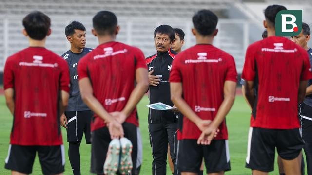Pelatih Garuda Muda, Indra Sjafri, memimpin langsung skuad Garuda Muda dalam pemusatan latihan di Jakarta pada 2-14 Oktober 2025. (Bola.com/M Iqbal Ichsan)
