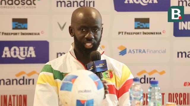 Pelatih Timnas Mali U-22, Fousseni Diawara mengikuti sesi konferensi pers di Hotel Gran Melia Kuningan, Jakarta pada Jumat (14/11/2025) siang. (Bola.com/Abdul Aziz).