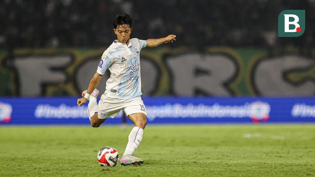 Pemain PSIM Yogyakarta, Raka Cahyana saat melawan Persebaya Surabaya pada BRI Super League 2025/2026 di Stadion Gelora Bung Tomo, Surabaya, Jumat (8/8/2025). (Bola.com/Abdul Aziz)