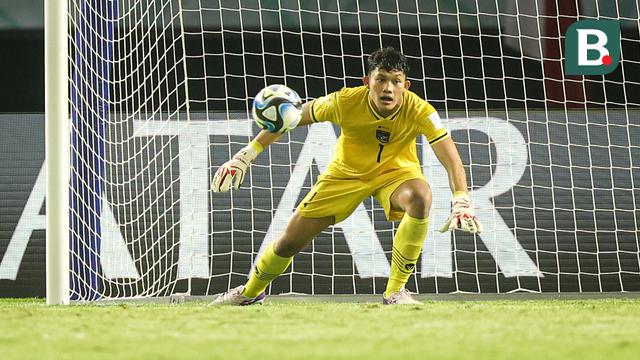 Kiper Timnas Indonesia U-17, Ikram Algiffari berusaha mengamankan bola saat menghadapi Timnas Ekuador U-17 pada laga pertama Grup A Piala Dunia U-17 2023 di Stadion Gelora Bung Tomo, Surabaya, Jumat (10/11/2023). (Bola.com/Bagaskara Lazuardi)