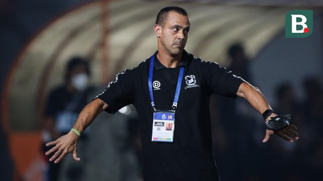 Pelatih Madura United, Fabio Araujo Lefundes saat menghadapi Bali United dalam laga pekan ke-16 BRI Liga 1 2021/2022 di Stadion Sultan Agung, Bantul, Kamis (09/12/2021). (Bola.com/Bagaskara Lazuardi)