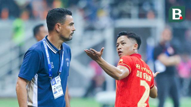 Pemain Persija Jakarta, Rio Fahmi bersitegang dengan pelatih Persita Tangerang, Carlos Pena, dalam laga pekan pertama BRI Super League 2025/2026 di Jakarta International Stadium (JIS), Minggu (10/8/2025) malam WIB. (Bola.com/M Iqbal Ichsan)