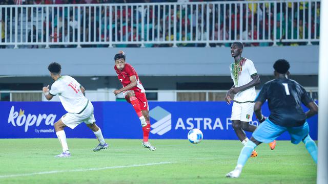 Timnas Indonesia U-22 menelan kekalahan tiga gol tanpa balas dari Mali U-22 pada laga uji coba di Stadion Pakansari, Kabupaten Bogor, Sabtu (15/11/2025) malam WIB. (Bola.com/M Iqbal Ichsan)