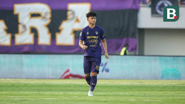 Pemain Persita Tangerang, Hokky Caraka bermain saat timnya berhadapan dengan Persebaya Surabaya pada pekan kedua BRI Super League 2025/2026 di Indomilk Arena, Sabtu (16/8/2025). (Bola.com/ Abdul Aziz)