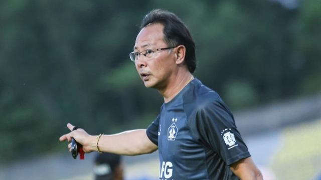 Pelatih Persik Kediri, Ong Kim Swee. (Bola.com/Gatot Sumitro)