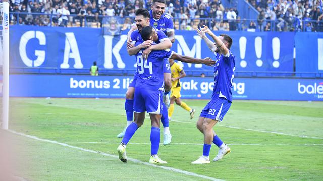 Selebrasi para pemain Persib Bandung setelah Ulliam Baros membobol gawang Semen Padang pada laga perdana BRI Super League 2025/2026 di Stadion Gelora Bandung Lautan Api, Bandung, Sabtu (9/8/2025) sore WIB. (Bola.com/Dok. Vidio Sports)