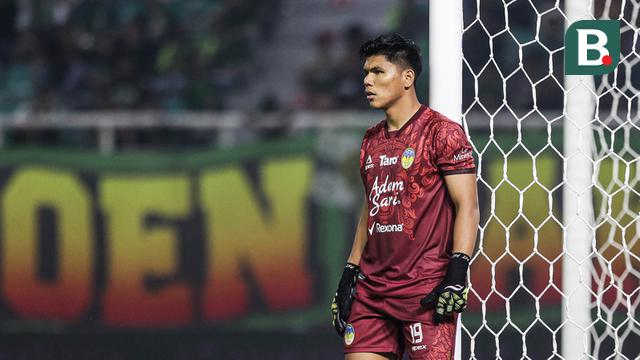 Pemain PSIM Yogyakarta, Cahya Supriadi saat timnya bertanding melawan Persebaya Surabaya pada BRI Super League 2025/2026 di Stadion Gelora Bung Tomo, Surabaya, Jumat (8/8/2025). (Bola.com/Abdul Aziz)