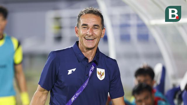Pelatih kepala Timnas Indonesia U-23, Gerald Vanenburg saat laga Kualifikasi Piala Asia U-23 2026 melawan Makau di Stadion Gelora Delta Sidoarjo, Jawa Timur, Sabtu (06/09/2025). (Bola.com/Abdul Aziz)