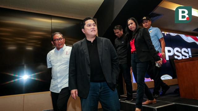 Ketua Umum PSSI, Erick Thohir (depan) bersama Ketua Badan Tim Nasional (BTN) Sumardji (kiri), Exco PSSI Yunus Nusi (ketiga kiri), Exco PSSI Vivin Cahyani, Manajer Timnas Indonesia Putri Galih Dimuntur Kartasasmita meninggalkan konferensi pers mengenai perkembangan Timnas Indonesia Putri yang berlangsung di Stadion Utama Gelora Bung Karno (SUGBK), Senayan, Jakarta, Sabtu (21/09/2024). (Bola.com/Bagaskara Lazuardi)
