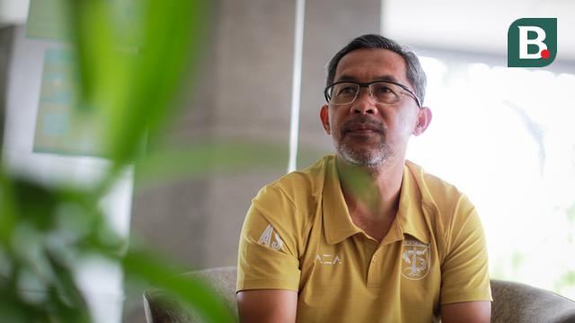 Pelatih kepala Persebaya Surabaya, Aji Santoso saat memberikan keterangan kepada wartawan di Apartemen Puncak Marina Tower 2, Wonocolo, Surabaya, Selasa (11/10/2022). (Bola.com/Bagaskara Lazuardi)