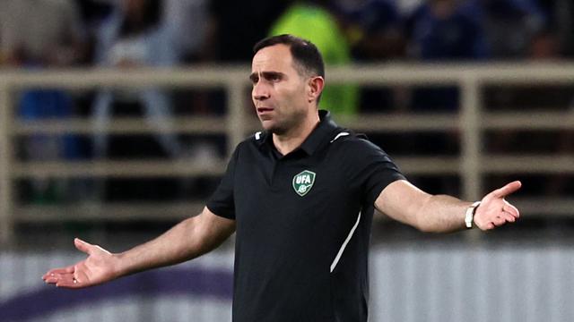 Timur Kapadze saat menjadi pelatih Timnas Uzbekistan. (AFP/Fadel Senna)