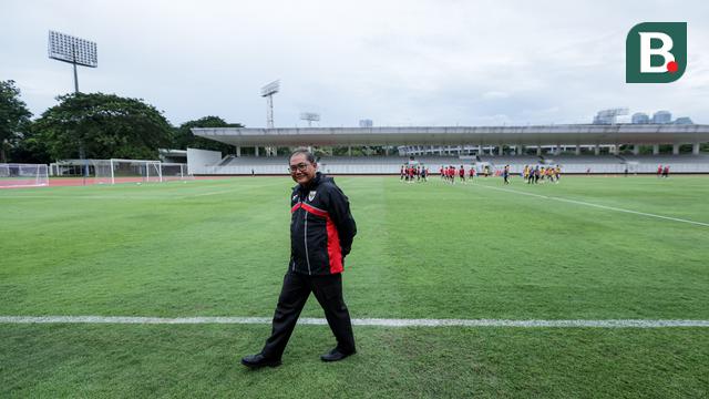 Manajer Timnas Indonesia U-22, Sumardji saat memantau latihan perdana menjelang SEA Games 2025 di Stadion Madya, Kompleks Stadion Utama Gelora Bung Karno (SUGBK), Senayan, Jakarta, Selasa (11/11/2025). (Bola.com/Bagaskara Lazuardi)