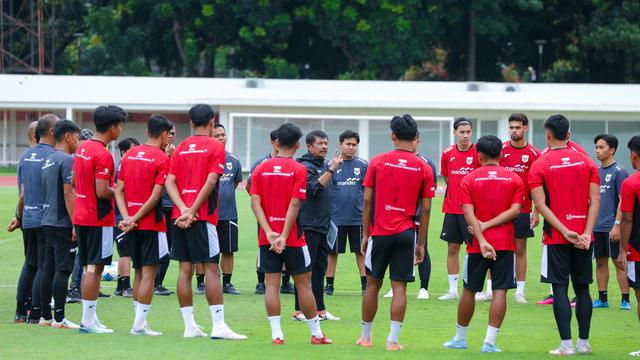 Pelatih Timnas Indonesia U-22, Indra Sjafri menegaskan laga uji coba kontra Mali bukan sekedar ajang eksperimen melainkan memantapkan kerangka tim. Tampak dalam foto, pemain Timnas Indonesia U-22 saat sesi latihan resmi jelang laga melawan Mali di Stadion Madya, Senayan, Jakarta, Jumat (14/11/2025). (Bola.com/M Iqbal Ichsan)