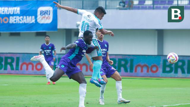 Pemain PSBS Biak, Alexandro Santos, mencetak gol ke gawang Persita Tangerang pada laga BRI Liga 1 di Stadion Indomilk Arena, Sabtu (3/5/2025) petang WIB. (Bola.com/M Iqbal Ichsan)
