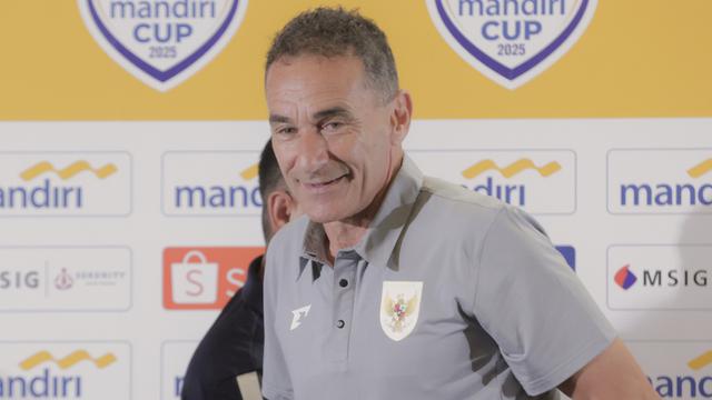 Gerald Vanenburg, pelatih Timnas Indonesia U-23 dalam sesi konferensi pers Piala AFF U-23 di Jakarta, Senin (14-7-2025). (Bola.com/Abdul Aziz)