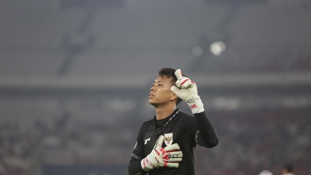 Penjaga gawang Timnas Indonesia, Muhammad Ardiansyah saat merayakan kemenangan atas Thailand di babak Semifinal Piala AFF U-23 2025 di Stadion Utama Gelora Bung Karno (SUGBK) Jakarta, Jumat (25/7/2025). Indonesia unggul adul penalti dengan skor 7-6 (1-1). (Liputan6.com/Helmi Fithriansyah)