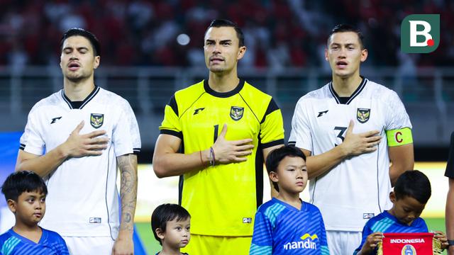 Pemain Timnas Indonesia, Emil Audero, Kevin Diks, dan Jay Idzes menyanyikan lagu kebangsaan Indonesia Raya saat melawan Timnas Lebanon dalam laga FIFA Matchday 2025 di Stadion Gelora Bung Tomo, Surabaya, Senin (8/9/2025). (Bola.com/Abdul Aziz)