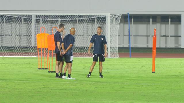 Gerald Vanenburg, Frank Van Kempen, dan Simon Tahamata dalam sesi latihan Timnas Indonesia U-23 di Stadion Madya, GBK, Jakarta, Kamis (17/7/2025). (Bola.com/Muhammad Iqbal Ichsan).