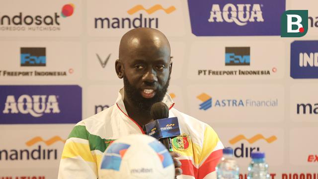 Pelatih Timnas Mali U-22, Fousseni Diawara mengikuti sesi konferensi pers di Hotel Gran Melia Kuningan, Jakarta pada Jumat (14/11/2025) siang. (Bola.com/Abdul Aziz).