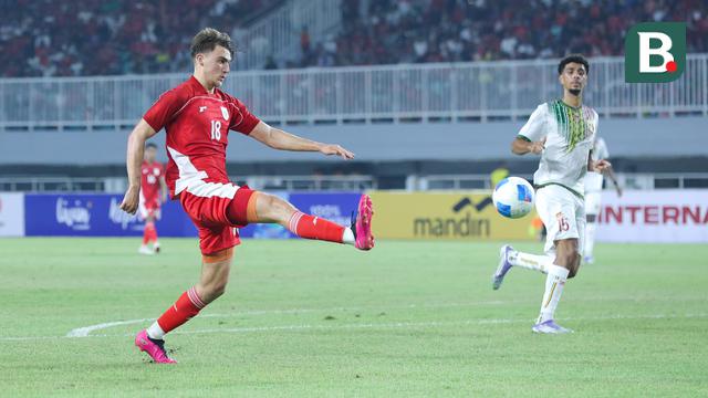 Mauro Zijlstra mencoba menggapai bola saat pertandingan Timnas Indonesia U-22 melawan Mali U-22 yang dilangsungkan di Stadion Pakansari, Bogor, Jawa Barat, Sabtu (15/11/2025). (Bola.com/M Iqbal Ichsan)