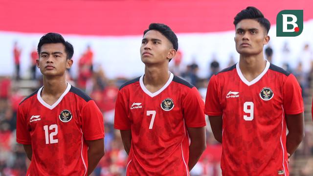 Pemain Timnas Indonesia, Pratama Arhan, Marselino Ferdinan, dan Ramadhan Sananta menyanyikan lagu Indonesia Raya saat laga semifinal sepak bola SEA Games 2023 melawan Timnas Vietnam U-22 di Olympic Stadium, Phnom Penh, Kamboja, Sabtu (13/05/2023). (Bola.com/Abdul Aziz)