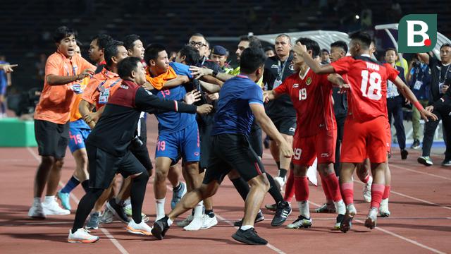 Sejumlah pemain dan official Timnas Indonesia U-22 bersitegang dengan pemain dan official Timnas Thailand U-22 pada laga final sepak bola SEA Games 2023 yang berlangsung di Olympic Stadium, Phnom Penh, Kamboja, Selasa (16/05/2023). (Bola.com/Abul Aziz)