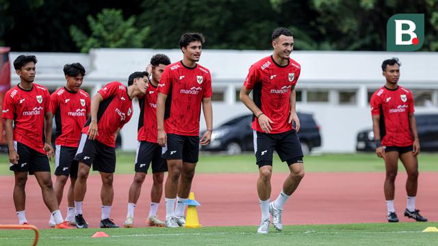Ivar Jenner (kedua kanan) bersama beberapa pemain Timnas Indonesia U-23 mengikuti sesi latihan terbuka pertama sebagai persiapan untuk laga uji coba melawan Mali sebelum SEA Games 2025.