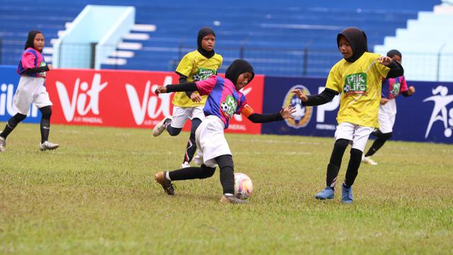 Kapten tim MI Al Ihsan, Nagista Maulidina Bilqina Bilqis, saat beraksi di laga final KU 10 Milklife Soccer Challenge Malang Seri 1 2025/2026 di Stadion Gajayana, Malang, Minggu (16/11/2025). Selain membawa timnya juara, Nagita juga menjadi top scorer di KU 10 dengan torehan 34 gol. (Bola.com/Bakti Olahaga Djarum Foundation)