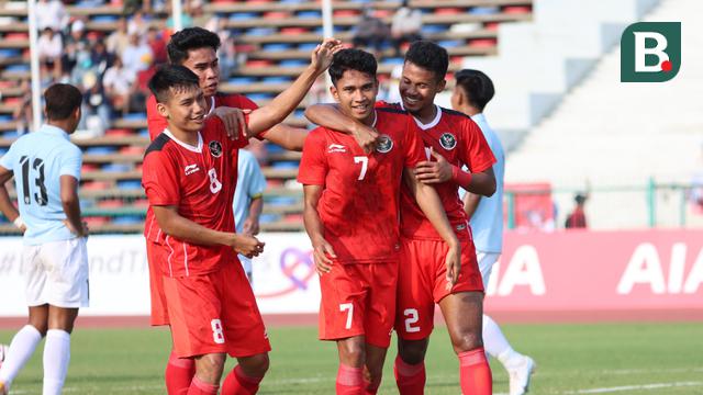 Selebrasi para pemain Timnas Indonesia U-22 setelah mencetak gol pertama ke gawang Myanmar melalui Marselino Ferdinan (kedua kanan) pada laga kedua Grup A SEA Games 2023 di Olympic Stadium, Phnom Penh, Kamboja, Kamis (4/5/2023). (Bola.com/Abdul Aziz)