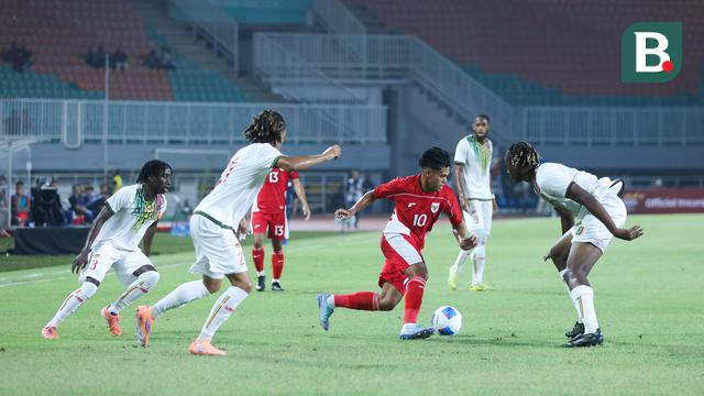 Timnas Indonesia U-22 menelan kekalahan tiga gol tanpa balas dari Mali U-22 pada laga uji coba di Stadion Pakansari, Kabupaten Bogor, Sabtu (15/11/2025) malam WIB. (Bola.com/M Iqbal Ichsan)