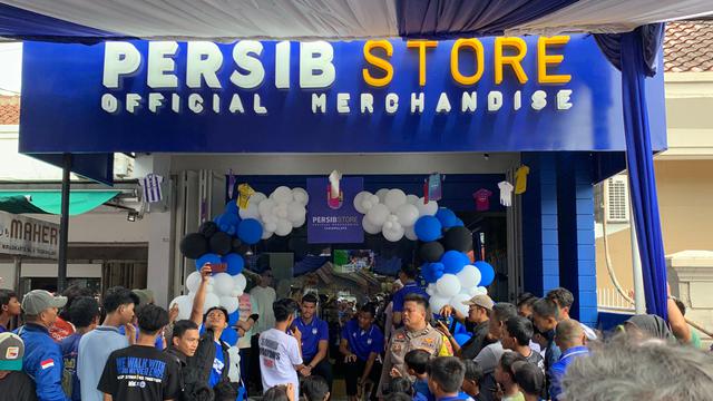 Persib Store cabang Tasikmalaya resmi dibuka di Jalan R. Ikik Wiradikarta Nomor 6A, Kecamatan Cihideung, Kota Tasikmalaya, Minggu (16/11/2025). (Bola.com/Erwin Snaz)