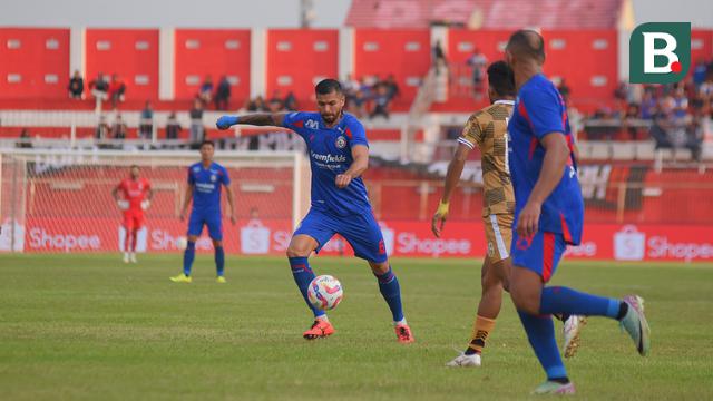 Gelandang Arema FC, Julian Guevara harus dilarikan ke rumah sakit pertengahan babak kedua versus Dewa United 0-0 di Stadion Soepriadi, Kota Blitar, Senin (12/8/2024). (Bola.com/Iwan Setiawan)