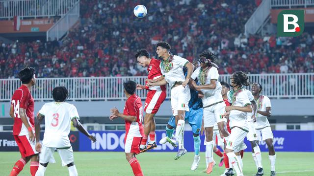 Duel udara terjadi di pertandingan Timnas Indonesia U-22 melawan Mali U-22 yang dilangsungkan di Stadion Pakansari, Bogor, Jawa Barat, Sabtu (15/11/2025). (Bola.com/M Iqbal Ichsan)
