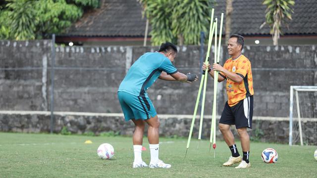 Pelatih PSS Sleman, Ansyari Lubis (kanan). (dok. PSS Sleman)