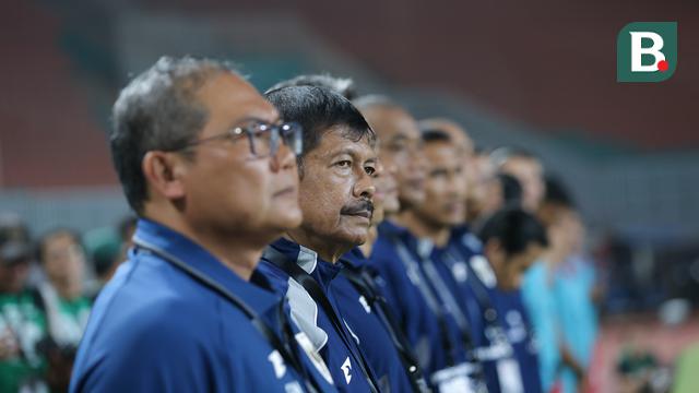 Pelatih Timnas Indonesia U-23 terlihat saat bertanding melawan Mali U-23 di Stadion Pakansari, Bogor, Jawa Barat, pada Sabtu (15/11/2025). (Bola.com/M Iqbal Ichsan)