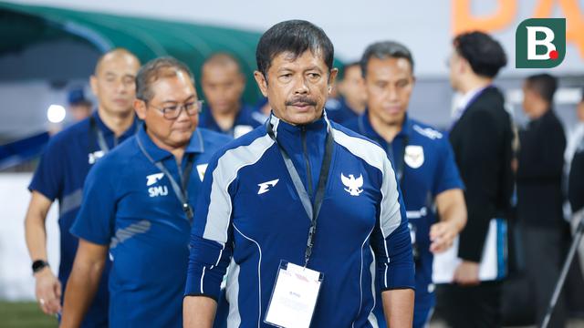 Pelatih Timnas Indonesia U-22, Indra Sjafri saat pertandingan melawan Mali U-22 yang dilangsungkan di Stadion Pakansari, Bogor, Jawa Barat, Sabtu (15/11/2025). (Bola.com/M Iqbal Ichsan)