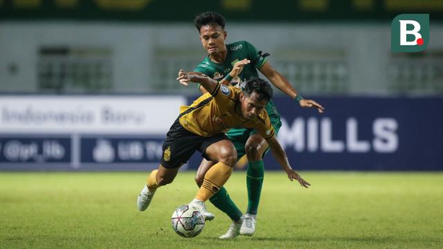 Pemain Bhayangkara FC, Andik Vermansah (kiri) berusaha melewati pemain Persebaya Surabaya, Koko Ari Araya dalam laga pekan ke-3 BRI Liga 1 2022/2023 antara Bhayangkara FC melawan Persebaya Surabaya di Stadion Wibawa Mukti, Cikarang, Minggu (7/8/2022) malam WIB. (Bola.com/Bagaskara Lazuardi)