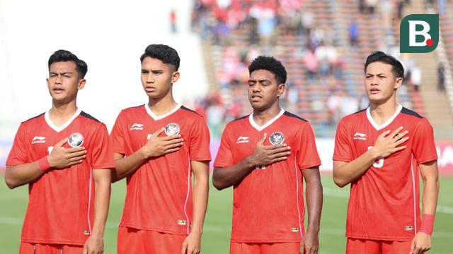 Para pemain Timnas Indonesia U-22 (kiri ke kanan) Pratama Arhan, Marselino Ferdinan, Jeam Kelly Sroyer dan Alfendra Dewangga berbaris menyanyikan lagu kebangsaan Indonesia Raya sebelum dimulainya laga Grup A SEA Games 2023 menghadapi Filipina di Olympic Stadium, Phnom Penh, Kamboja, Sabtu (29/4/2023). (Bola.com/Abdul Aziz)