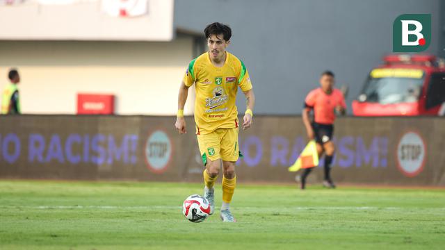 Pemain Persebaya Surabaya, Francisco Rivera saat berhadapan dengan Persita Tangerang pada pekan kedua BRI Super League 2025/2026 di Indomilk Arena, Sabtu (16/8/2025). (Bola.com/ Abdul Aziz)